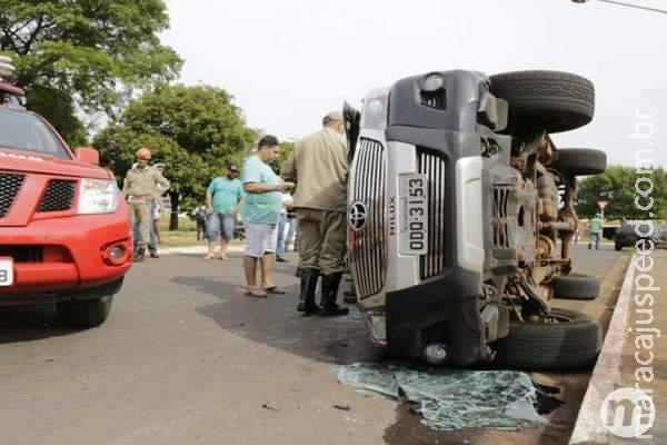 VÍDEO: Hilux tomba depois de colidir com Montana na Capital