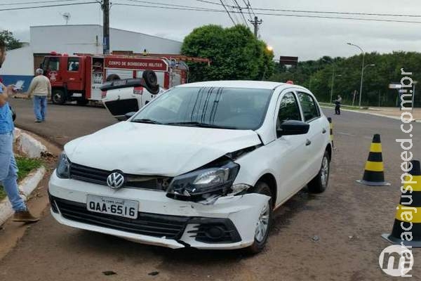 Motorista com carro novo invade rotatória e provoca capotamento