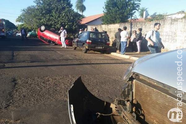 Santa Fé colide com Fiesta e testemunhas cortam cinto para tirar motorista