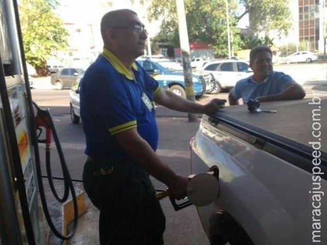 Mercado é livre e só postos podem reduzir preço da gasolina, diz sindicato