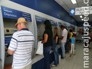 Caixa abre duas horas antes para atender trabalhadores que vão sacar FGTS