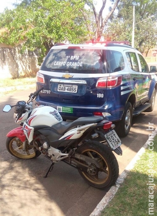 Depois de sofrer acidente, motociclista é socorrido e tem a moto furtada