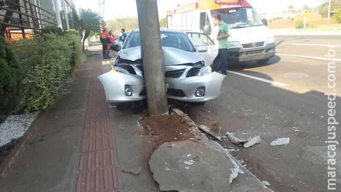 Condutora perde direção ao olhar para bebê e colide em poste