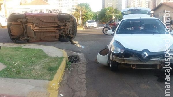 Motorista se distrai, bate e tomba carro com crianças no São Francisco