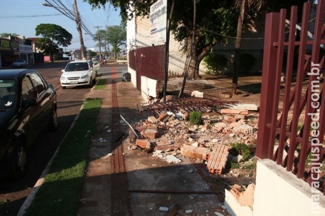 Carro invade calçada e derruba muro de centro espírita na Bandeirantes