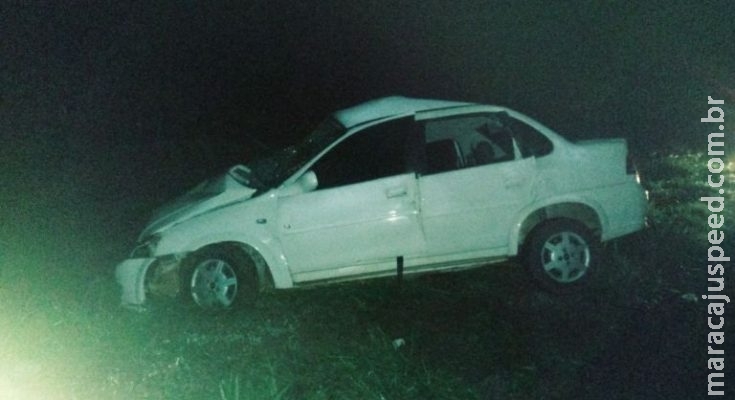 Durante ultrapassagem, duas carretas e um carro colidem e mulher fica em estado grave