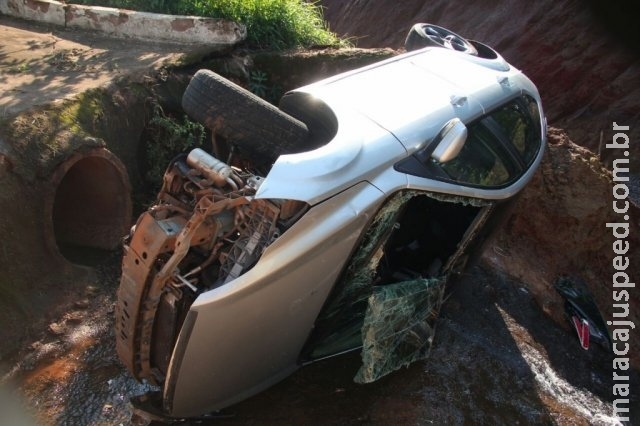 Ford Focus com placas do Pará tomba perto de rotatória na Mato Grosso