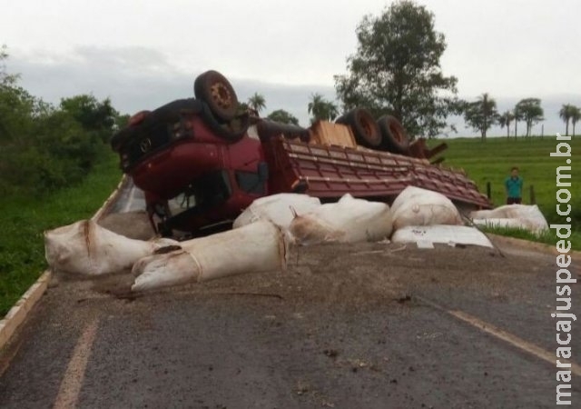 Caminhão com calcário tomba e bloqueia rodovia MS-147