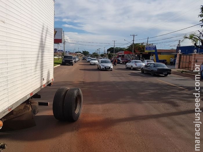 Carro fica parcialmente destruído ao ser atingido por rodas de caminhão 