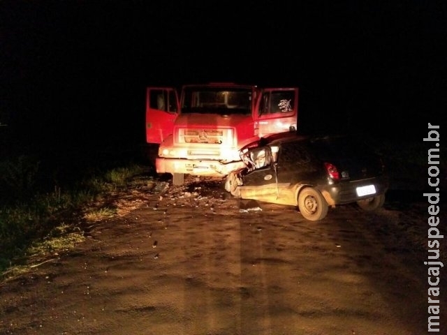 Colisão frontal entre carro e caminhão mata duas pessoas na MS-339