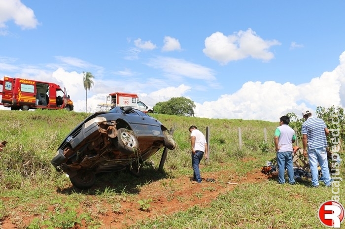 Veículo capota com três ocupantes e cai em ribanceira na MS-162 