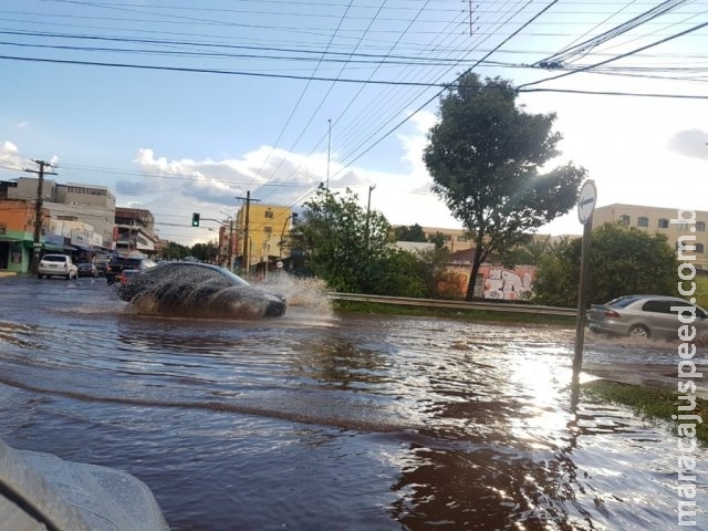 À “espera” de frente fria, Capital tem chuva de granizo e alagamentos