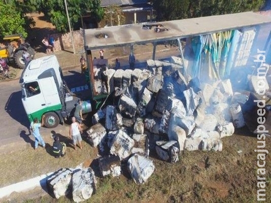 Bombeiros e até moradores ajudam a apagar incêndio em carreta de algodão