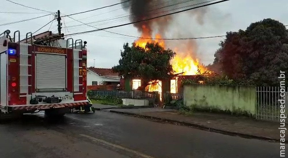 Mulher morre queimada após retirar neto autista de casa tomada por chamas