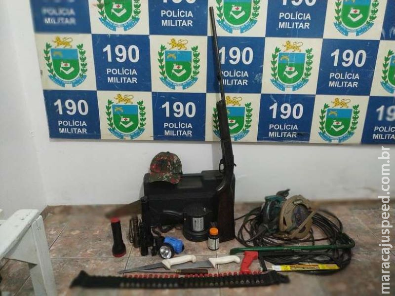 Polícia apreende arma, munições, fardas camufladas e carne suspeita