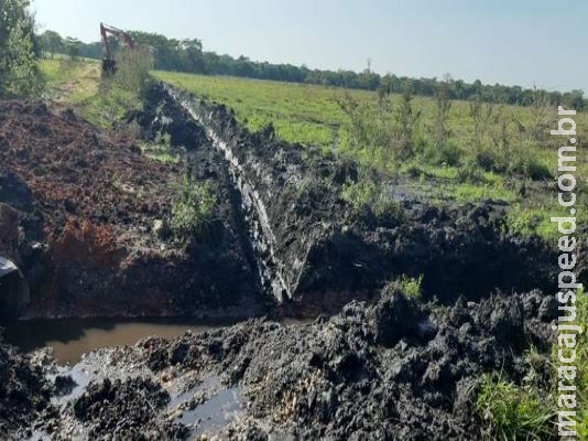 Assentado é autuado por construir drenos ilegalmente em área de várzea