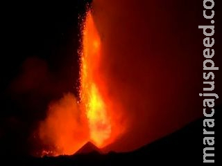 Vulcão Etna na Itália entre em erupção e deixa vilas cobertas de cinzas