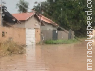 Após temporal, ruas alagam e moradores ficam desabrigados em MS