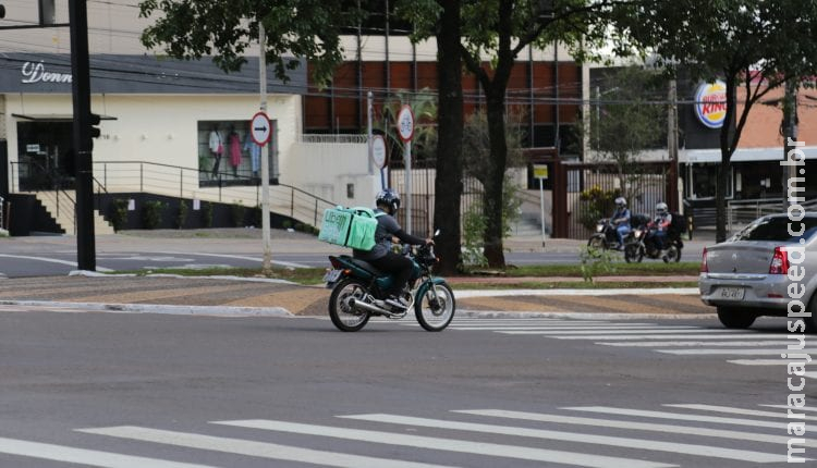 Um ano depois, motoentregadores voltam ao holofote dos ‘essenciais’ na pandemia em Campo Grande