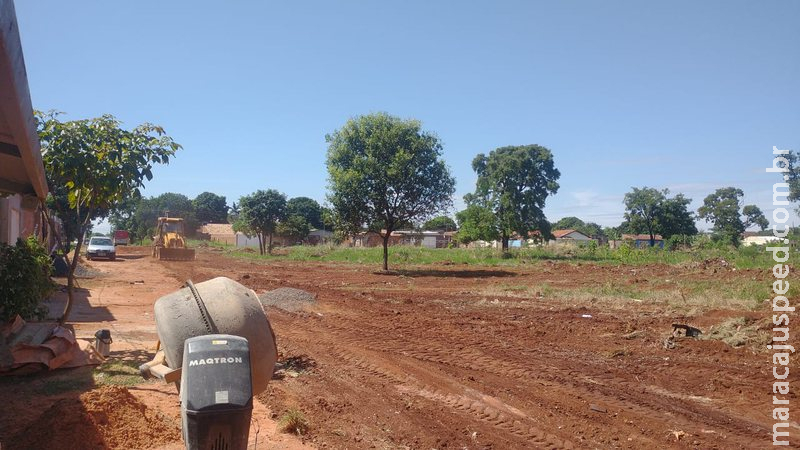  Cansados de sujeira e insetos, moradores fazem vaquinha para limpar terreno baldio no Tijuca