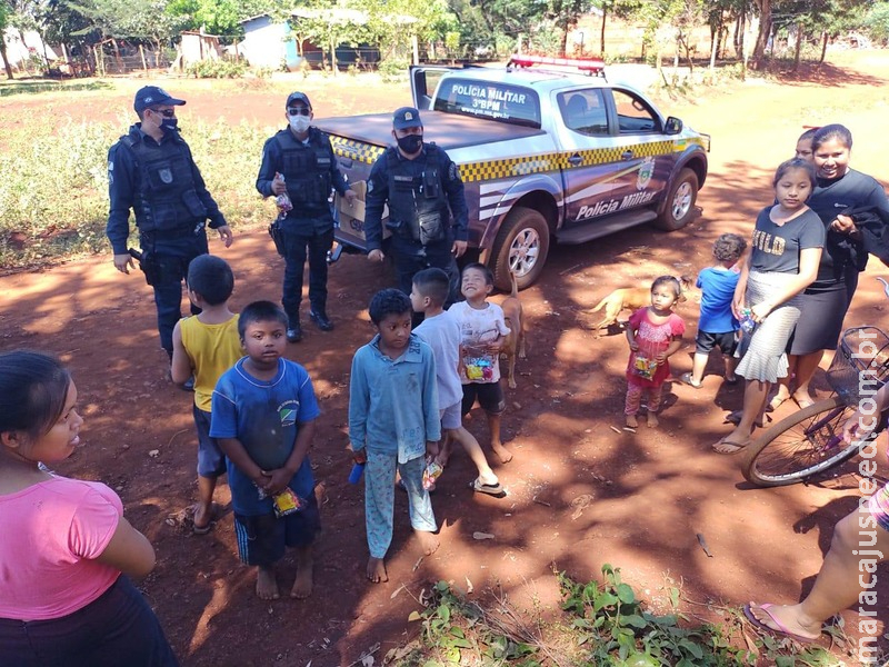 "Coelhinhos de Farda" fazem a alegria de crianças em ação da Páscoa