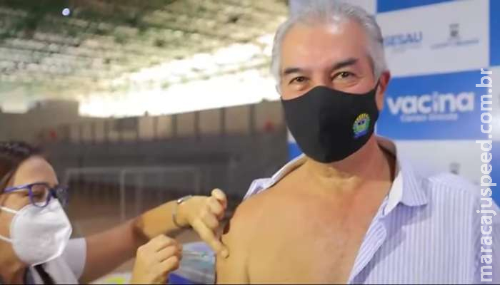  Aos 57 anos, Reinaldo Azambuja é vacinado contra a covid-19 