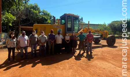  Prefeitura entrega motoniveladora para manutenção das ruas do Quebra Coco 