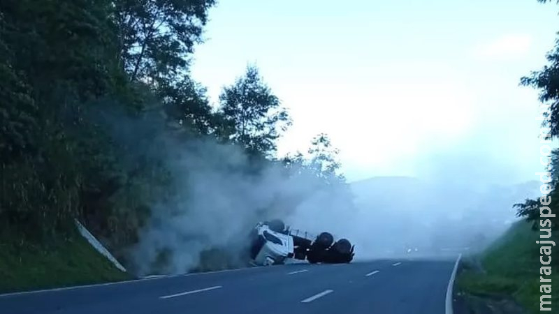 Carreta tomba e derrama ácido clorídrico em rodovia de São Paulo