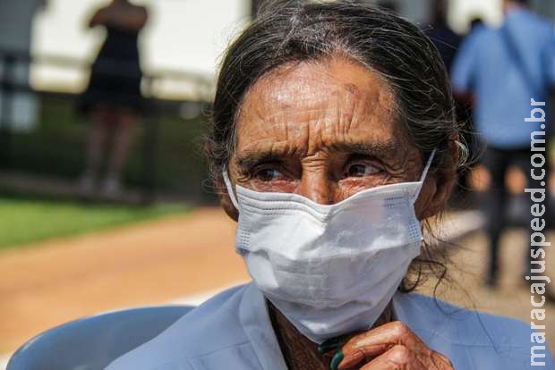 “Graças a Deus me livrei do aluguel”: idosa comemora entrega de moradia em Campo Grande