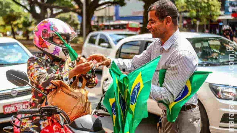 Ambulantes aproveitam manifestações políticas para faturar até R$ 1 mil em horas em Campo Grande