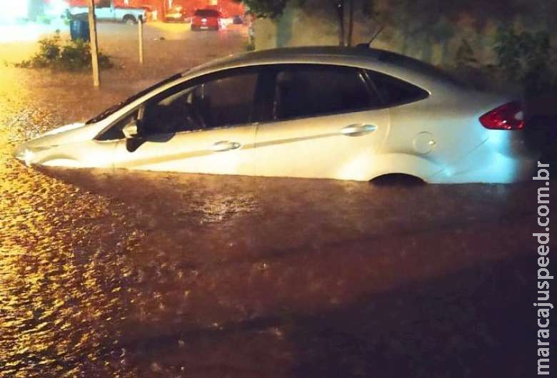 Casal precisa ser socorrido após carro quase ser "engolido" pela chuva