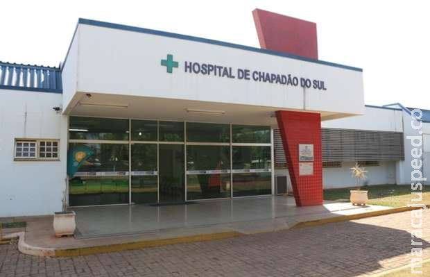 Jovem transtornado bate e ameaça funcionários de hospital e é contido pela PM