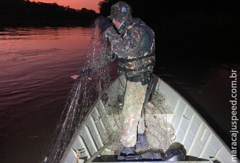 Mais de 400 metros de redes e petrechos ilegais de pesca são retirados de rio