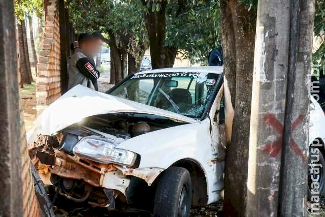 Adolescente de 17 anos bate carro em muro de chácara no Jardim Leblon 