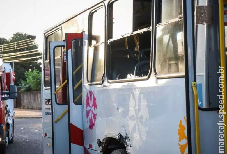 Colisão entre ônibus do transporte público e carreta deixa 10 pessoas feridas