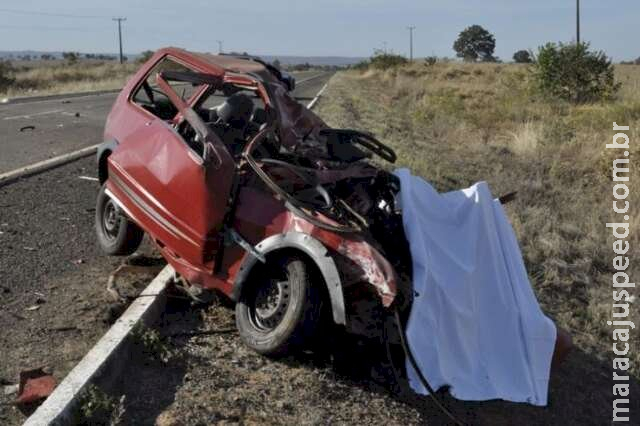 Jovem morre ao colidir Fiat Uno de frente com carreta na BR-359