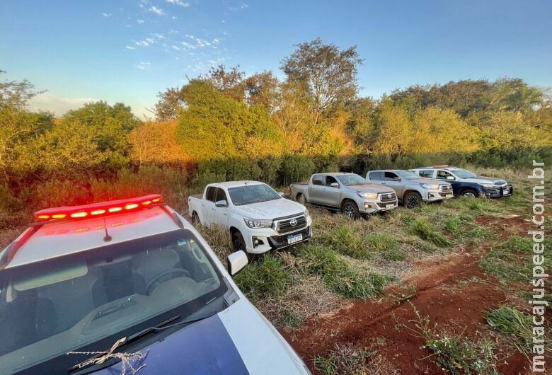 Ladrões abandonam três caminhonetes roubadas em região de mata 