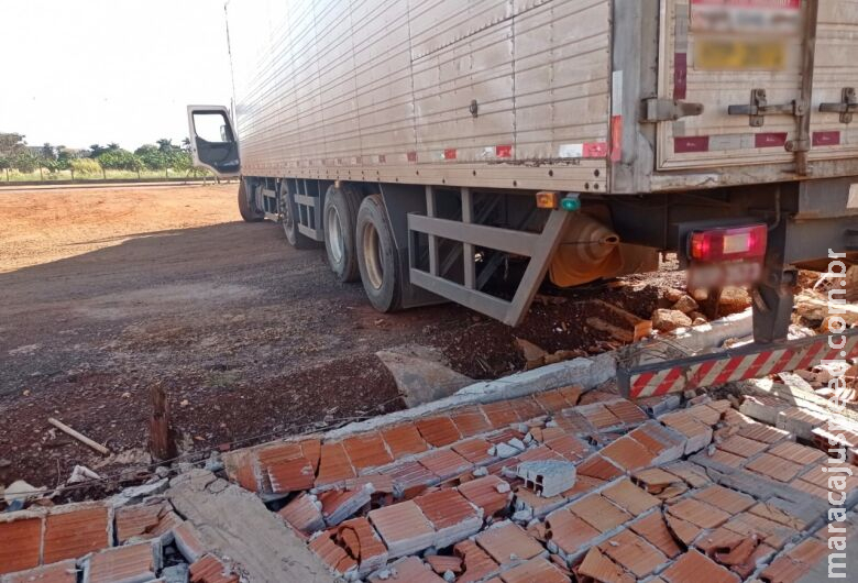 Motorista bêbado derruba 20 metros de muro tentando manobrar caminhão