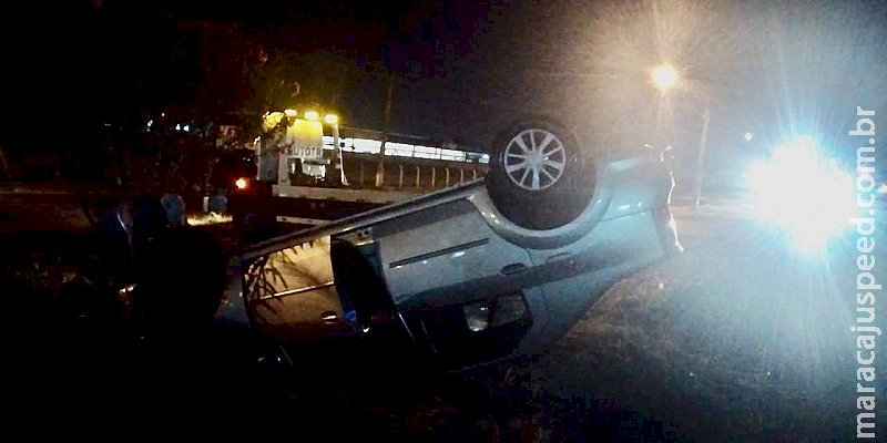 Proprietário de lava rápido pega carro de cliente sem autorização e capota