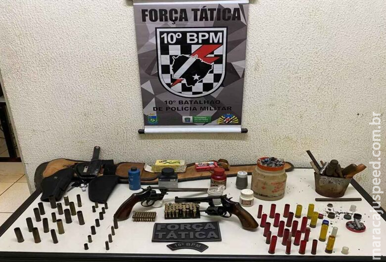 Dupla é presa em flagrante com várias munições e armas