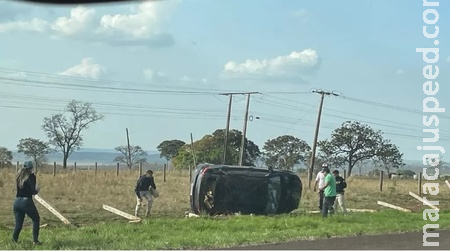 Veículo capota após perseguição policial nas proximidades do Indubrasil