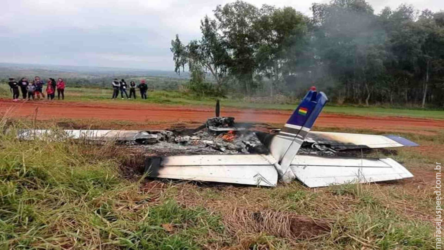 Aeronave boliviana ocupada por 4 homens cai na fronteira e é destruída por incêndio