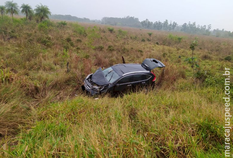 Após acidente, homem pede ajuda para família às margens de rodovia