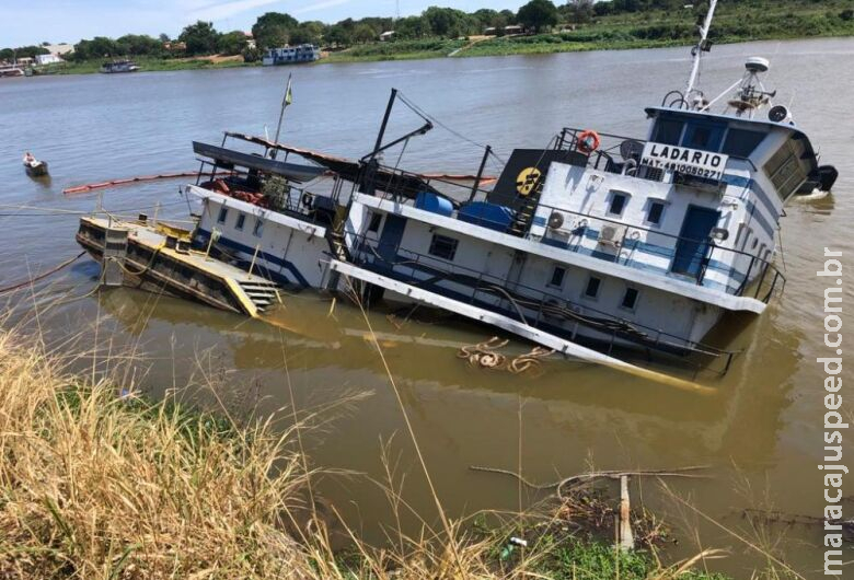 Embarcação encalha e afunda parcialmente em MS