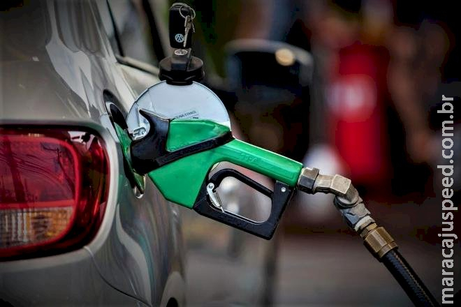 Preço da gasolina acumula queda de 30% desde cortes de impostos