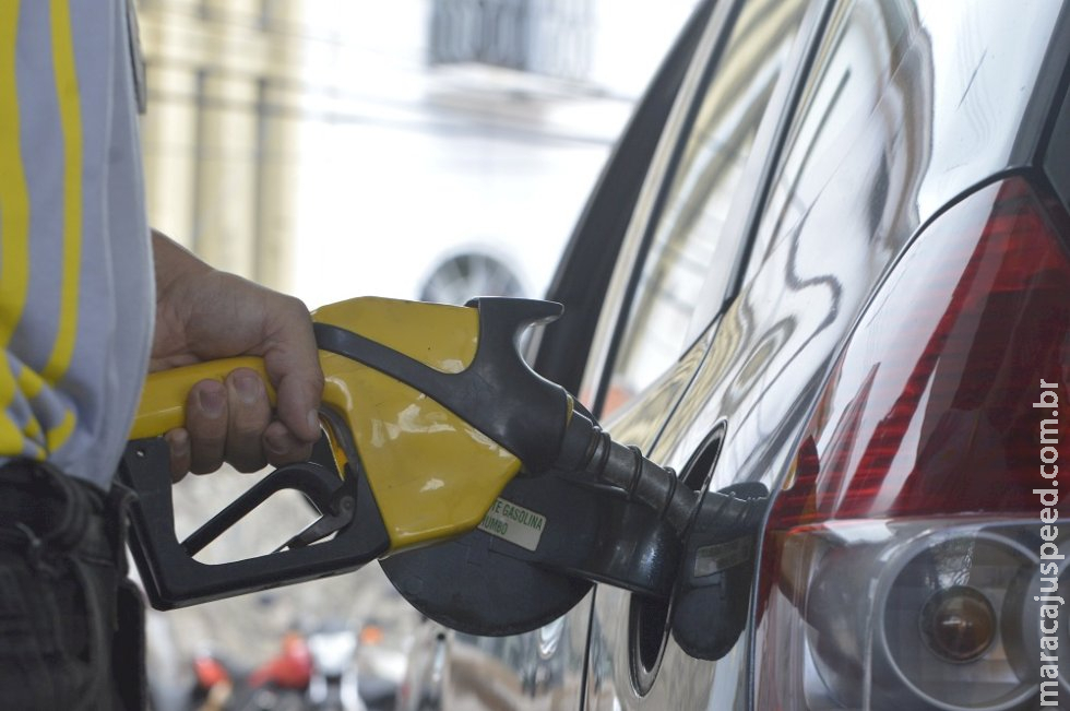 Preço médio do litro da gasolina fica abaixo de R$ 5 após mais de um ano