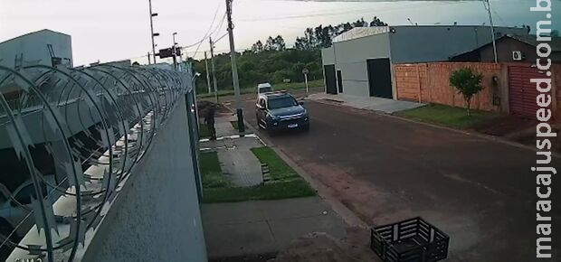 Vídeo mostra momento em que policiais chegaram em casa de bandido morto