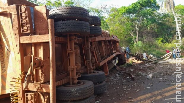 Acidente com carretas deixa um ferido em Paraíso das Águas