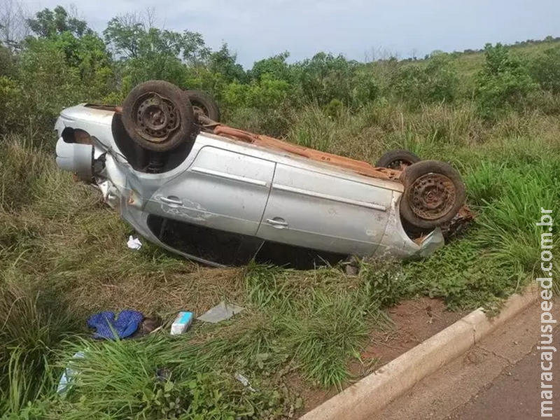 Carro capota na MS-040 e família fica sem socorro por mais de 4 horas