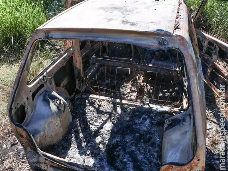 Carro furtado é encontrado incendiado em estrada vicinal